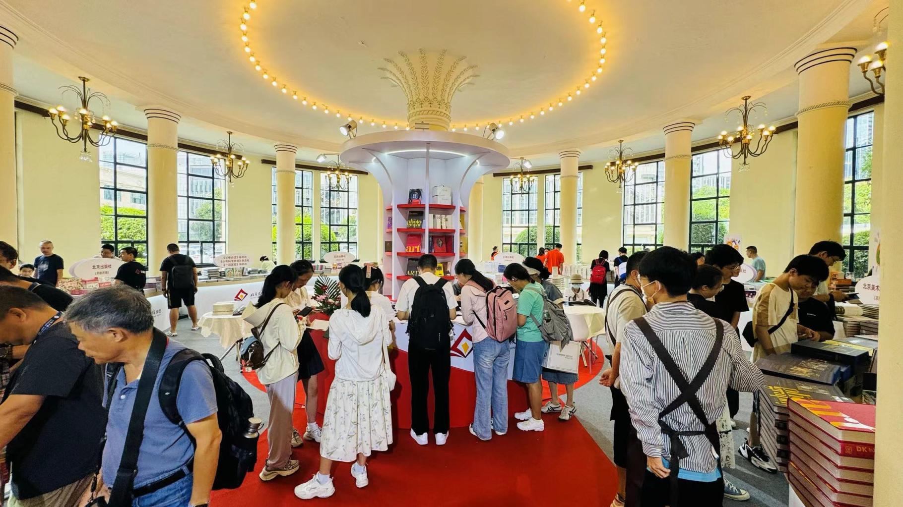 北京出版集团千余种精品图书亮相上海书展,中轴线图书吸引申城读者